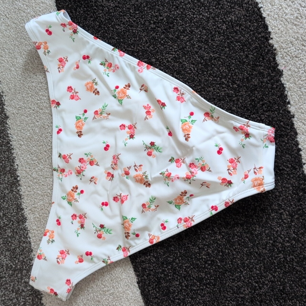 NEW Cupshe Two Piece Swimsuit - Size L - Picture 4 of 5